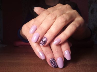 Manikürcü onu mükemmel bir manikürcüye dönüştürdü. Ellerinde cilalı jöle vardı ve müşteri mutluydu.