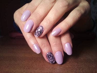 Manikürcü onu mükemmel bir manikürcüye dönüştürdü. Ellerinde cilalı jöle vardı ve müşteri mutluydu.