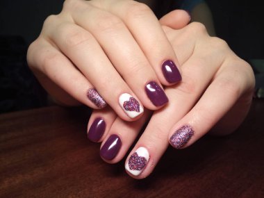 Manikürcü onu mükemmel bir manikürcüye dönüştürdü. Ellerinde cilalı jöle vardı ve müşteri mutluydu.