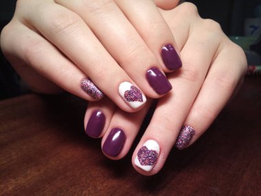 Manikürcü onu mükemmel bir manikürcüye dönüştürdü. Ellerinde cilalı jöle vardı ve müşteri mutluydu.