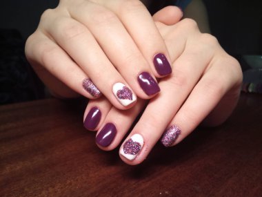 Manikürcü onu mükemmel bir manikürcüye dönüştürdü. Ellerinde cilalı jöle vardı ve müşteri mutluydu.