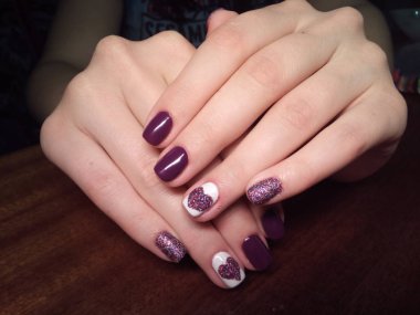 Manikürcü onu mükemmel bir manikürcüye dönüştürdü. Ellerinde cilalı jöle vardı ve müşteri mutluydu.