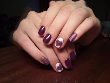 Manikürcü onu mükemmel bir manikürcüye dönüştürdü. Ellerinde cilalı jöle vardı ve müşteri mutluydu.