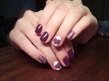 Manikürcü onu mükemmel bir manikürcüye dönüştürdü. Ellerinde cilalı jöle vardı ve müşteri mutluydu.