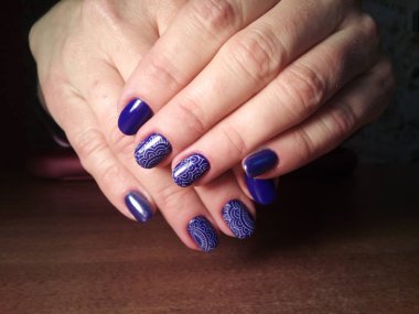 Manikürcü onu mükemmel bir manikürcüye dönüştürdü. Ellerinde cilalı jöle vardı ve müşteri mutluydu.