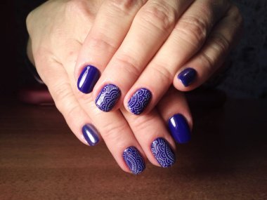 Manikürcü onu mükemmel bir manikürcüye dönüştürdü. Ellerinde cilalı jöle vardı ve müşteri mutluydu.