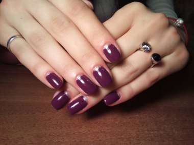 Manikürcü onu mükemmel bir manikürcüye dönüştürdü. Ellerinde cilalı jöle vardı ve müşteri mutluydu.