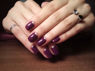 Manikürcü onu mükemmel bir manikürcüye dönüştürdü. Ellerinde cilalı jöle vardı ve müşteri mutluydu.