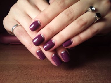 Manikürcü onu mükemmel bir manikürcüye dönüştürdü. Ellerinde cilalı jöle vardı ve müşteri mutluydu.