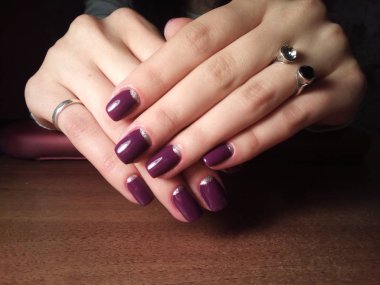 Manikürcü onu mükemmel bir manikürcüye dönüştürdü. Ellerinde cilalı jöle vardı ve müşteri mutluydu.