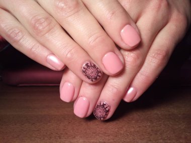 Manikürcü onu mükemmel bir manikürcüye dönüştürdü. Ellerinde cilalı jöle vardı ve müşteri mutluydu.