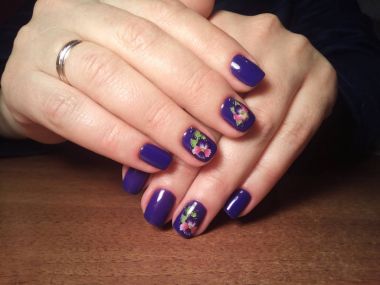 Manikürcü onu mükemmel bir manikürcüye dönüştürdü. Ellerinde cilalı jöle vardı ve müşteri mutluydu.