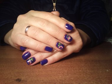 Manikürcü onu mükemmel bir manikürcüye dönüştürdü. Ellerinde cilalı jöle vardı ve müşteri mutluydu.