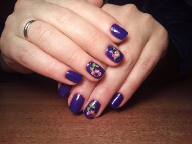 Manikürcü onu mükemmel bir manikürcüye dönüştürdü. Ellerinde cilalı jöle vardı ve müşteri mutluydu.