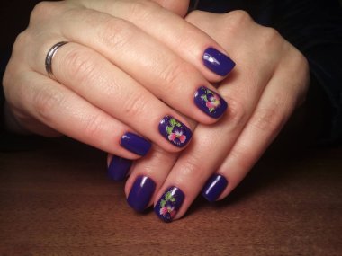 Manikürcü onu mükemmel bir manikürcüye dönüştürdü. Ellerinde cilalı jöle vardı ve müşteri mutluydu.