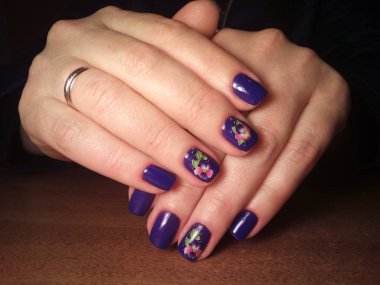 Manikürcü onu mükemmel bir manikürcüye dönüştürdü. Ellerinde cilalı jöle vardı ve müşteri mutluydu.