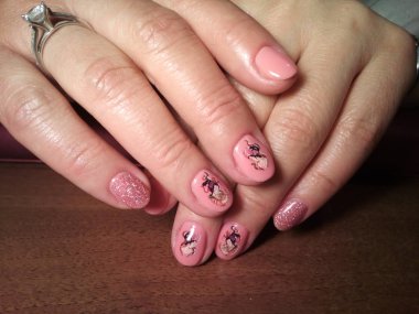 Manikürcü onu mükemmel bir manikürcüye dönüştürdü. Ellerinde cilalı jöle vardı ve müşteri mutluydu.