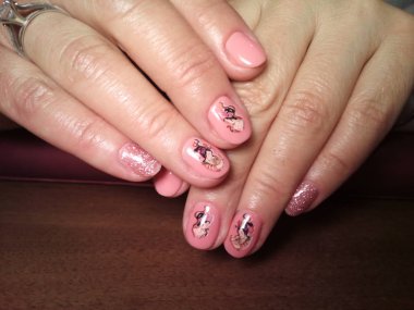 Manikürcü onu mükemmel bir manikürcüye dönüştürdü. Ellerinde cilalı jöle vardı ve müşteri mutluydu.