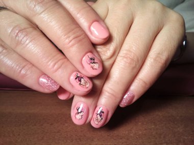 Manikürcü onu mükemmel bir manikürcüye dönüştürdü. Ellerinde cilalı jöle vardı ve müşteri mutluydu.