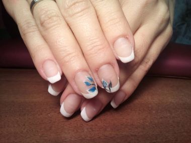 Manikürcü onu mükemmel bir manikürcüye dönüştürdü. Ellerinde cilalı jöle vardı ve müşteri mutluydu.