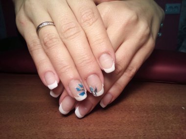 Manikürcü onu mükemmel bir manikürcüye dönüştürdü. Ellerinde cilalı jöle vardı ve müşteri mutluydu.