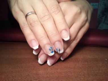 Manikürcü onu mükemmel bir manikürcüye dönüştürdü. Ellerinde cilalı jöle vardı ve müşteri mutluydu.