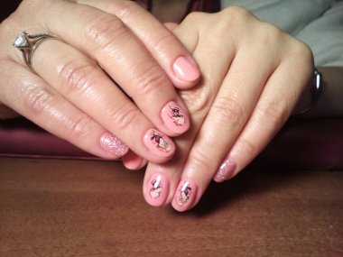 Manikürcü onu mükemmel bir manikürcüye dönüştürdü. Ellerinde cilalı jöle vardı ve müşteri mutluydu.