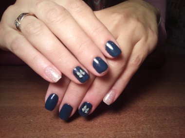 Manikürcü onu mükemmel bir manikürcüye dönüştürdü. Ellerinde cilalı jöle vardı ve müşteri mutluydu.