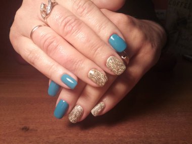 Manikürcü onu mükemmel bir manikürcüye dönüştürdü. Ellerinde cilalı jöle vardı ve müşteri mutluydu.