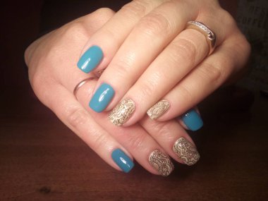 Manikürcü onu mükemmel bir manikürcüye dönüştürdü. Ellerinde cilalı jöle vardı ve müşteri mutluydu.