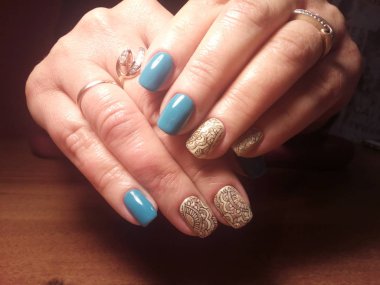 Manikürcü onu mükemmel bir manikürcüye dönüştürdü. Ellerinde cilalı jöle vardı ve müşteri mutluydu.