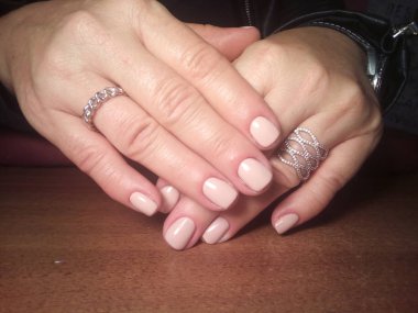 Manikürcü onu mükemmel bir manikürcüye dönüştürdü. Ellerinde cilalı jöle vardı ve müşteri mutluydu.