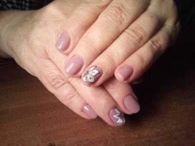 Manikürcü onu mükemmel bir manikürcüye dönüştürdü. Ellerinde cilalı jöle vardı ve müşteri mutluydu.