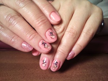 Manikürcü onu mükemmel bir manikürcüye dönüştürdü. Ellerinde cilalı jöle vardı ve müşteri mutluydu.