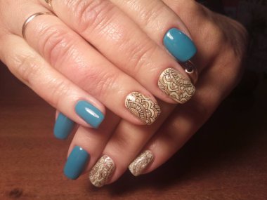 Manikürcü onu mükemmel bir manikürcüye dönüştürdü. Ellerinde cilalı jöle vardı ve müşteri mutluydu.