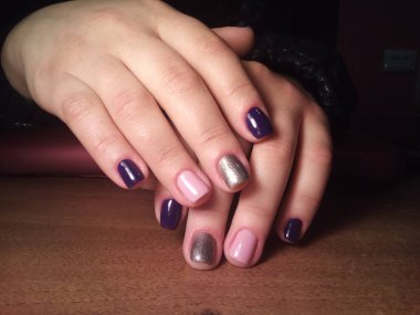 Manikürcü onu mükemmel bir manikürcüye dönüştürdü. Ellerinde cilalı jöle vardı ve müşteri mutluydu.