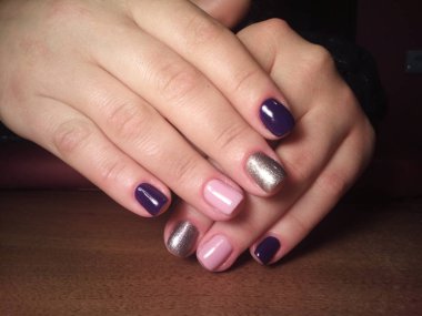 Manikürcü onu mükemmel bir manikürcüye dönüştürdü. Ellerinde cilalı jöle vardı ve müşteri mutluydu.