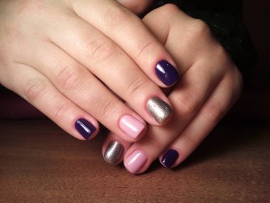 Manikürcü onu mükemmel bir manikürcüye dönüştürdü. Ellerinde cilalı jöle vardı ve müşteri mutluydu.