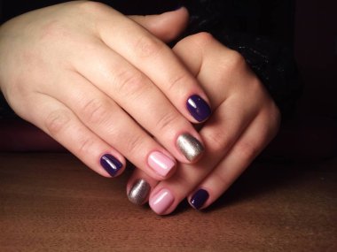 Manikürcü onu mükemmel bir manikürcüye dönüştürdü. Ellerinde cilalı jöle vardı ve müşteri mutluydu.