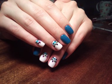 Manikürcü onu mükemmel bir manikürcüye dönüştürdü. Ellerinde cilalı jöle vardı ve müşteri mutluydu.