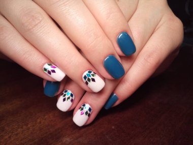 Manikürcü onu mükemmel bir manikürcüye dönüştürdü. Ellerinde cilalı jöle vardı ve müşteri mutluydu.