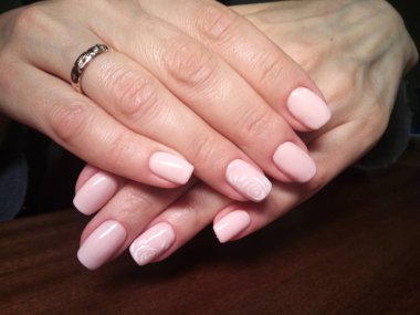 Manikürcü onu mükemmel bir manikürcüye dönüştürdü. Ellerinde cilalı jöle vardı ve müşteri mutluydu.