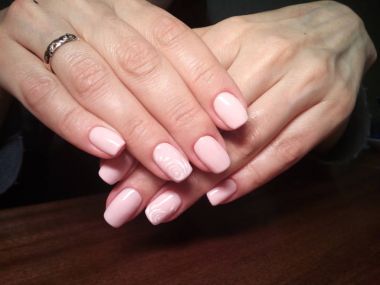 Manikürcü onu mükemmel bir manikürcüye dönüştürdü. Ellerinde cilalı jöle vardı ve müşteri mutluydu.