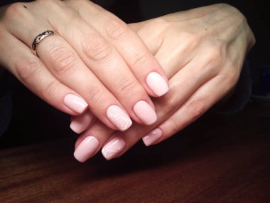 Manikürcü onu mükemmel bir manikürcüye dönüştürdü. Ellerinde cilalı jöle vardı ve müşteri mutluydu.