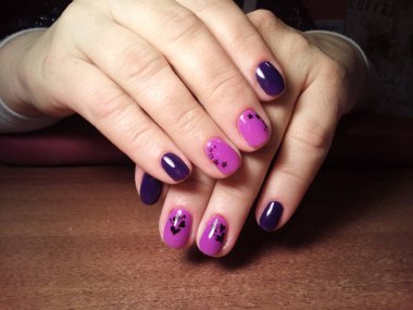 Manikürcü onu mükemmel bir manikürcüye dönüştürdü. Ellerinde cilalı jöle vardı ve müşteri mutluydu.