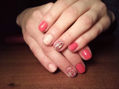 Manikürcü onu mükemmel bir manikürcüye dönüştürdü. Ellerinde cilalı jöle vardı ve müşteri mutluydu.