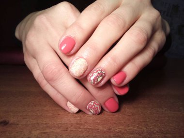 Manikürcü onu mükemmel bir manikürcüye dönüştürdü. Ellerinde cilalı jöle vardı ve müşteri mutluydu.