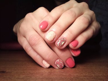 Manikürcü onu mükemmel bir manikürcüye dönüştürdü. Ellerinde cilalı jöle vardı ve müşteri mutluydu.