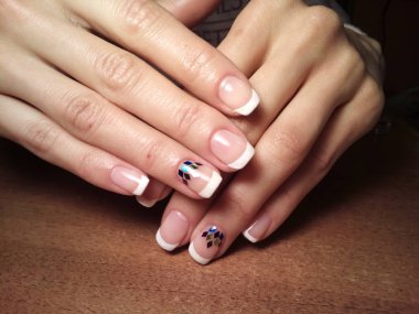 Manikürcü onu mükemmel bir manikürcüye dönüştürdü. Ellerinde cilalı jöle vardı ve müşteri mutluydu.