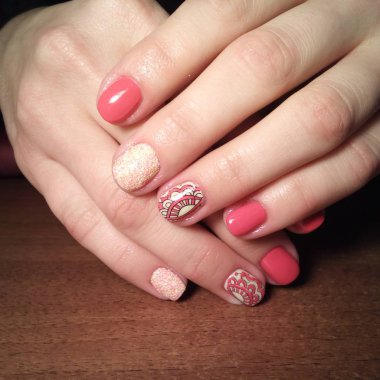 Manikürcü onu mükemmel bir manikürcüye dönüştürdü. Ellerinde cilalı jöle vardı ve müşteri mutluydu.